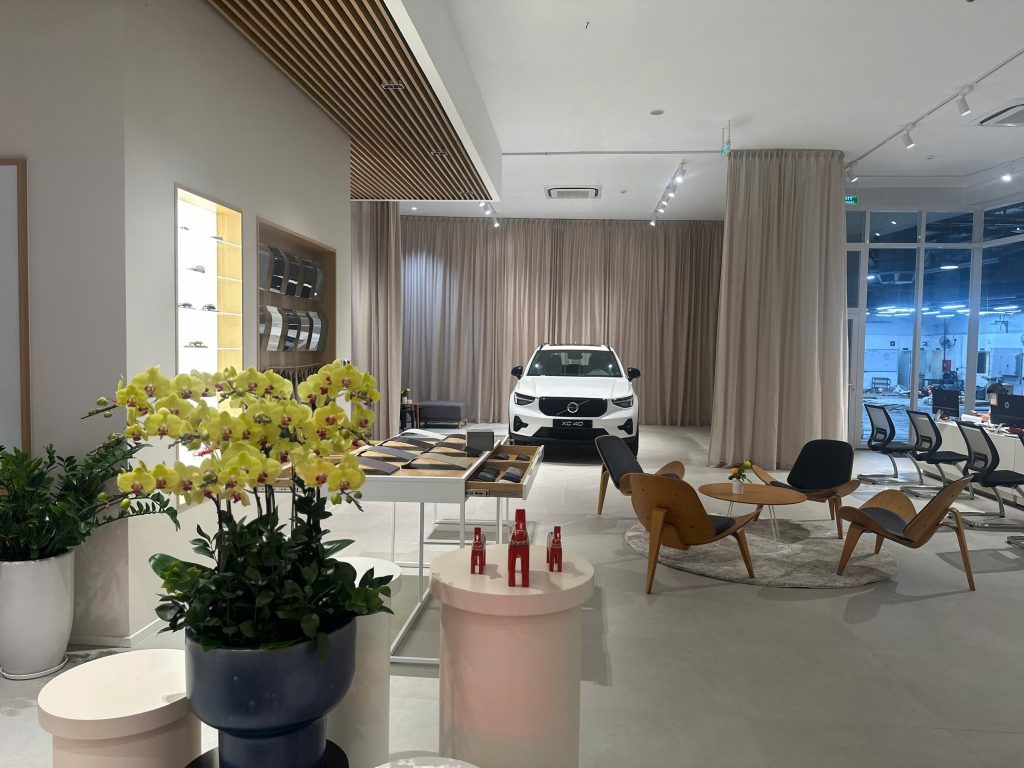 Showroom Volvo với nội thất gỗ sồi tự nhiên, tạo cảm giác ấm áp, thân thiện.