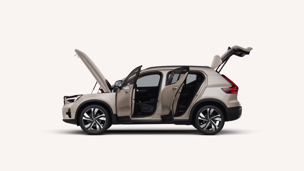 Volvo XC40 Ultra nhìn từ bên hông khi mở cửa, góc quan sát hỗ trợ khi chuyển làn