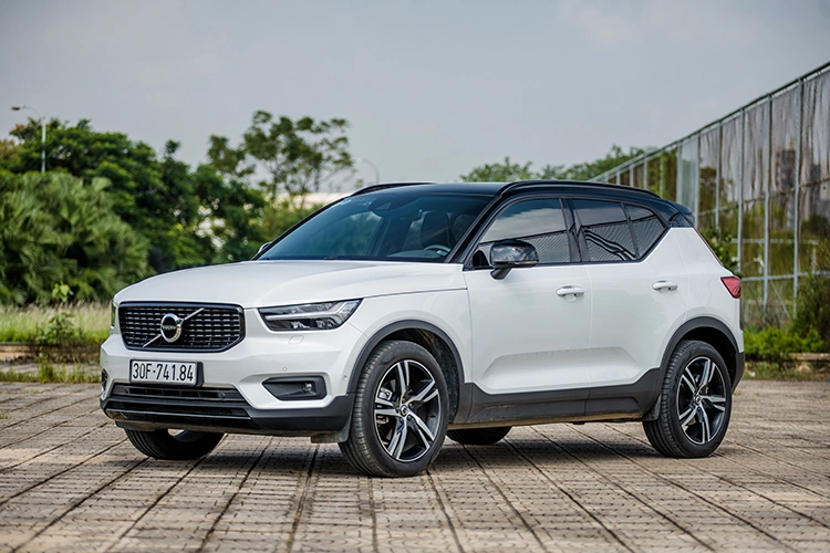 Volvo XC40 Ultra ngoài trời trước hành trình đô thị