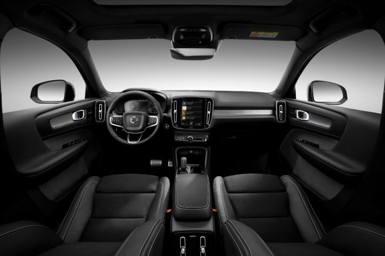Khoang lái Volvo XC40 Ultra với màn hình trung tâm và tầm nhìn từ ghế lái