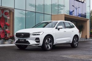 Volvo XC60 Plug-in Hybrid Ultra màu trắng nhìn từ phía trước
