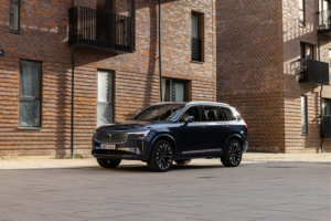 Volvo XC90 Ultra màu tối trước tòa nhà