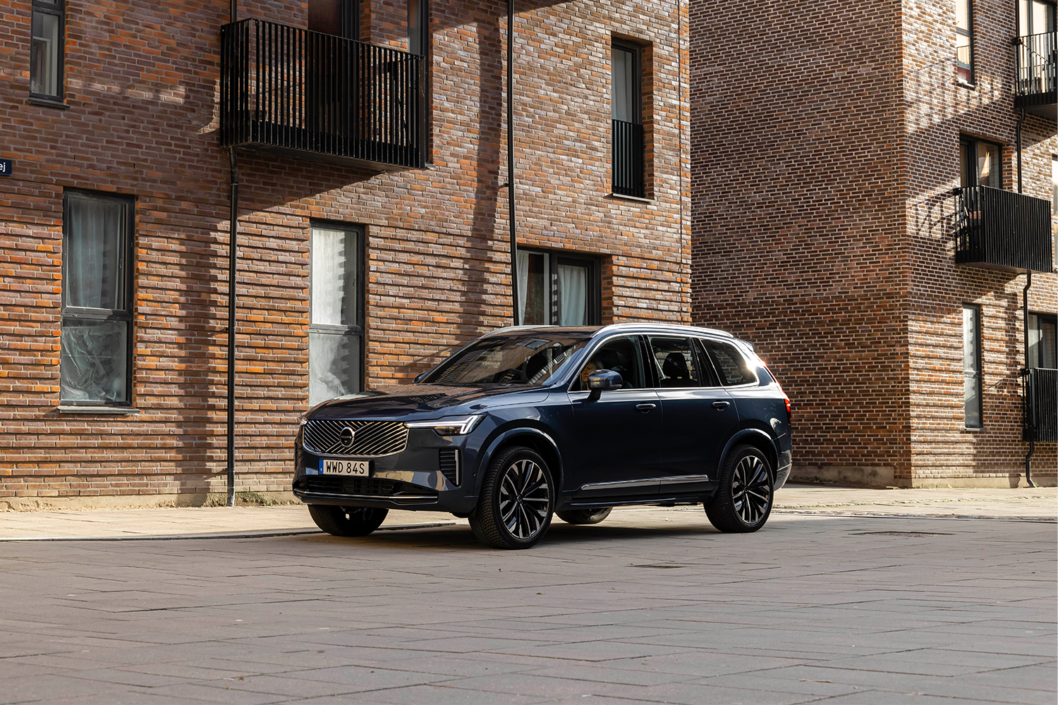Volvo XC90 Ultra màu tối đỗ trước tòa nhà